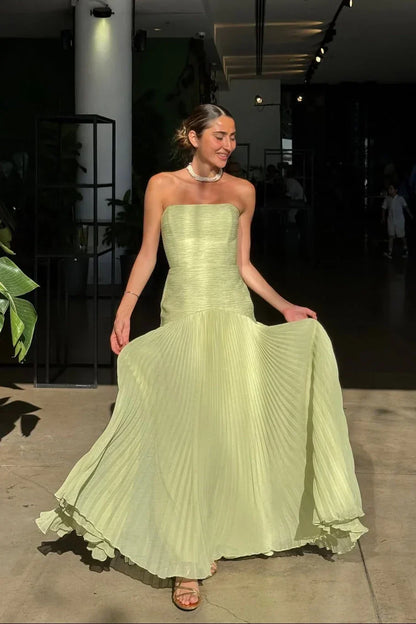 Trägerloser Ausschnitt des plissierten Maxikleids für Damen