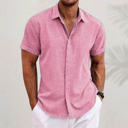 Herrenhemd in Rosa, kurzärmelig, aus Leinenstoff, lässiger Stil, ideal für Sommermode. Perfekt kombiniert mit weißen Hosen.