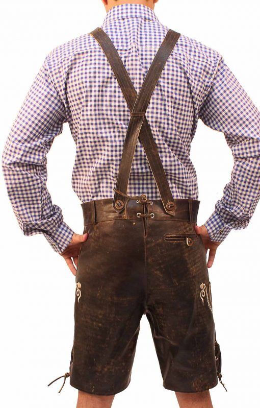 Mann in traditioneller bayerischer Tracht, bestehend aus kariertem Hemd und Lederhose mit Hosenträgern, Rückansicht. Oktoberfest Mode.
