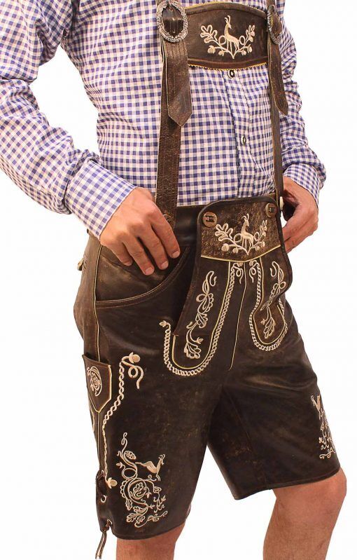 Mann in traditioneller Lederhose mit aufwendiger Stickerei und kariertem Hemd. Bayerische Tracht, Oktoberfest Mode, deutsche Kultur.