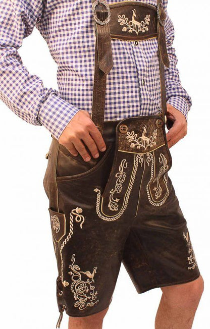 Mann in traditioneller Lederhose mit aufwendiger Stickerei und kariertem Hemd. Bayerische Tracht, Oktoberfest Mode, deutsche Kultur.