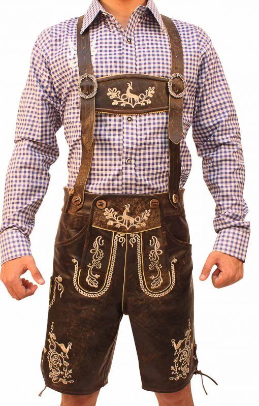 Mann in traditioneller bayerischer Tracht mit kariertem Hemd und bestickter Lederhose. Oktoberfest Mode, Trachtenmode, bayerische Kleidung.
