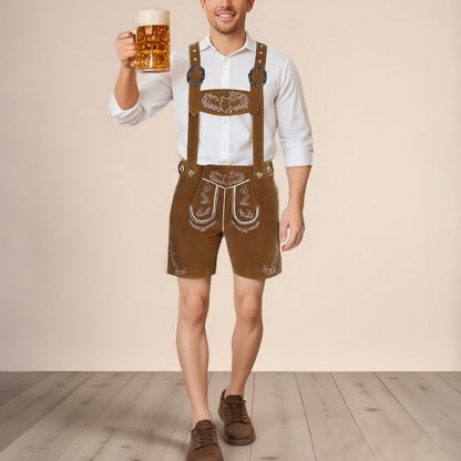 Mann in traditioneller Lederhose mit weißem Hemd hält Bierkrug. Oktoberfest, bayerische Tracht, deutsche Kultur, Bierfest.