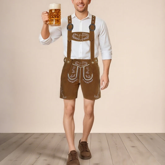 Mann in traditioneller Lederhose mit weißem Hemd hält Bierkrug. Oktoberfest, bayerische Tracht, deutsche Kultur, Bierfest.