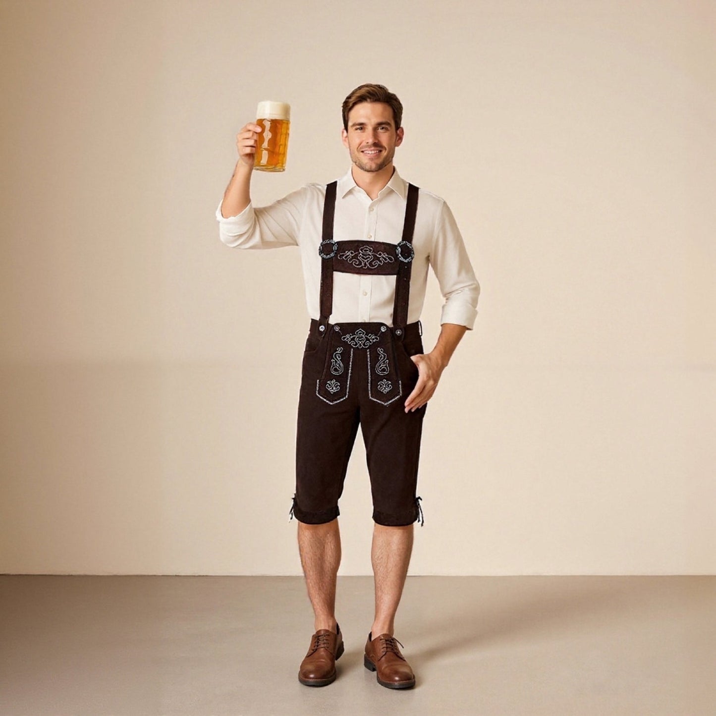 Mann in traditioneller Lederhose hält ein Bierkrug, lächelt. Oktoberfest, bayerische Tracht, Bier, Kultur, Deutschland.