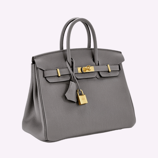 Graue Designer-Handtasche aus Leder mit goldenen Beschlägen und Schloss, luxuriöses Accessoire, stilvoll und elegant für Damenmode.