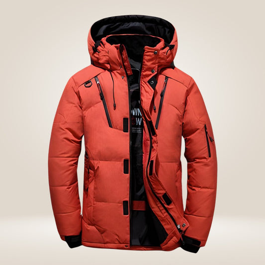 Rote Winterjacke mit Kapuze, Reißverschlusstaschen und isoliertem Innenfutter. Perfekt für Outdoor-Aktivitäten und kaltes Wetter.