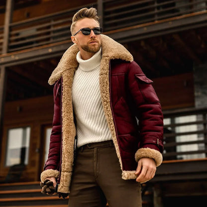 Mann in roter Lederjacke mit Fellkragen, weißem Rollkragenpullover und Sonnenbrille vor Holzhaus. Wintermode, Herrenbekleidung, stilvoll.