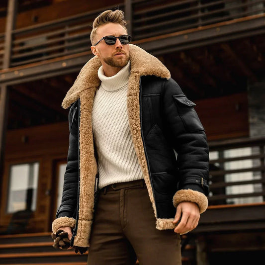 Mann in stilvoller Wintermode mit schwarzer Lammfelljacke, weißem Rollkragenpullover und Sonnenbrille vor Holzhaus. Elegante Herrenbekleidung.