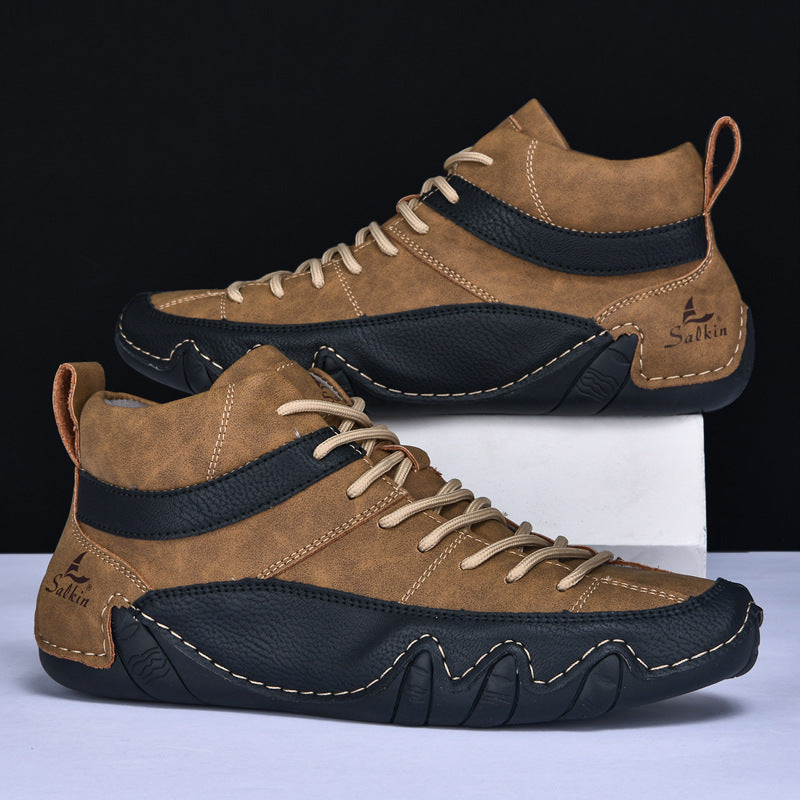 Braune Herren-Wanderschuhe mit schwarzer Sohle, robustem Design und Schnürung. Ideal für Outdoor-Aktivitäten und Trekking.