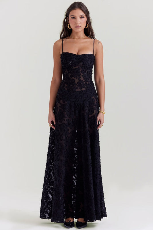 Frau in elegantem, schwarzem Spitzenkleid mit Spaghettiträgern, bodenlang. Perfekt für Abendmode, formelle Anlässe, stilvolle Damenmode.