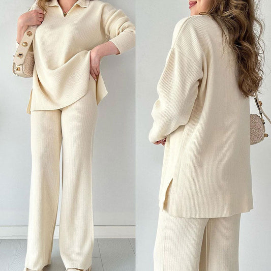 Frau in cremefarbenem Strick-Zweiteiler, bestehend aus Pullover und Hose, modisch und elegant, ideal für Herbstmode und gemütliche Outfits.