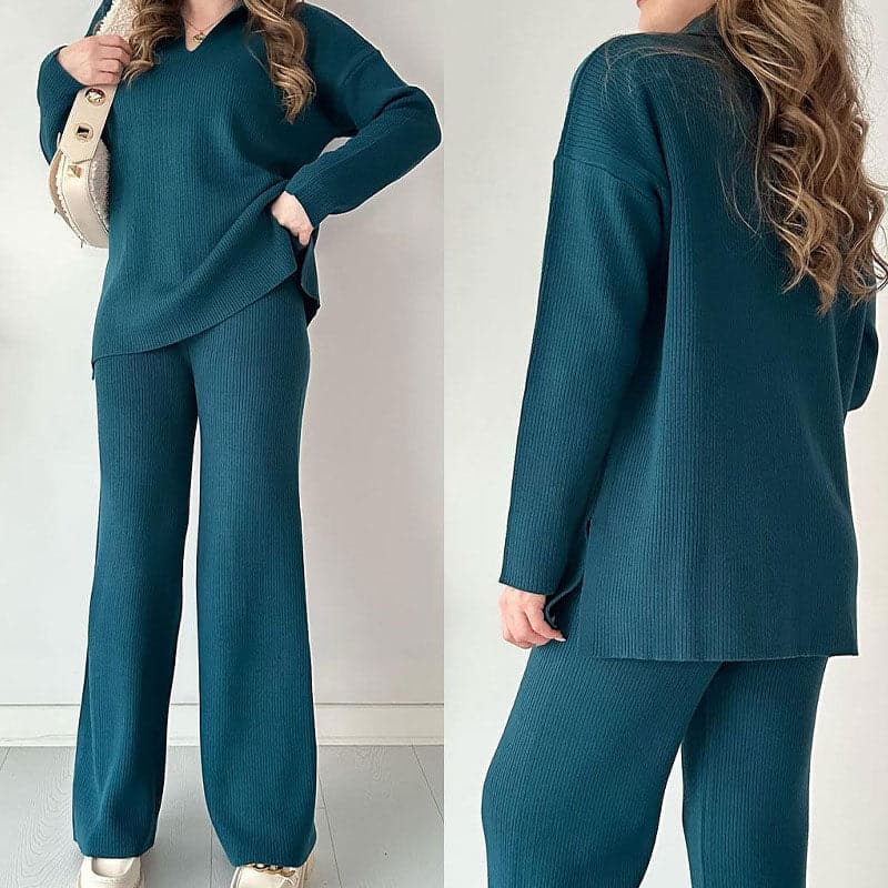 Frau in dunkelgrünem Strick-Set mit Pullover und Hose, beige Tasche, weiße Sneaker. Modetrend, bequeme Damenbekleidung, eleganter Freizeitlook.