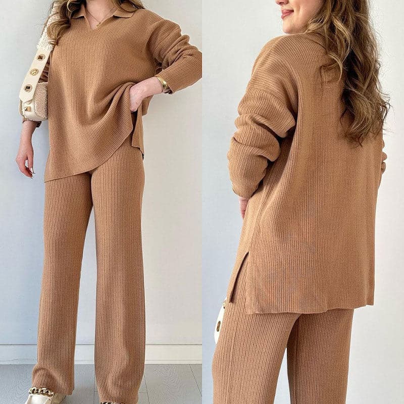 Frau in beigem Strick-Zweiteiler, bestehend aus Pullover und Hose, mit weißer Tasche. Modetrend, gemütlicher Look, Herbstmode.