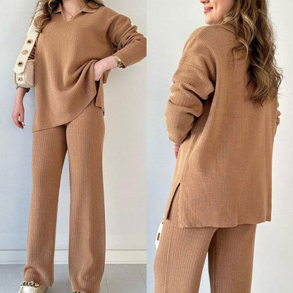 Frau in beigem Strick-Zweiteiler, bestehend aus Pullover und Hose, mit weißer Tasche. Modetrend, gemütlicher Look, Herbstmode.