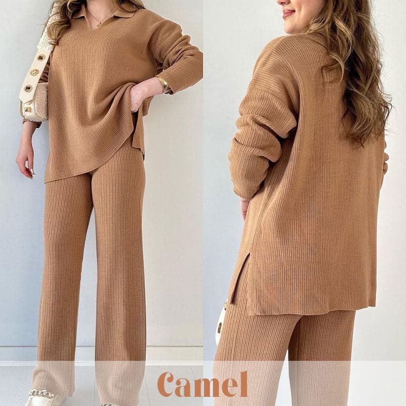 Frau in beigem Strick-Set, bestehend aus Pullover und Hose, mit weißen Knöpfen an der Tasche. Modetrend, gemütlicher Look, Herbstmode.