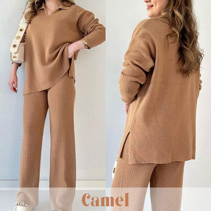 Frau in beigem Strick-Set, bestehend aus Pullover und Hose, mit weißen Knöpfen an der Tasche. Modetrend, gemütlicher Look, Herbstmode.