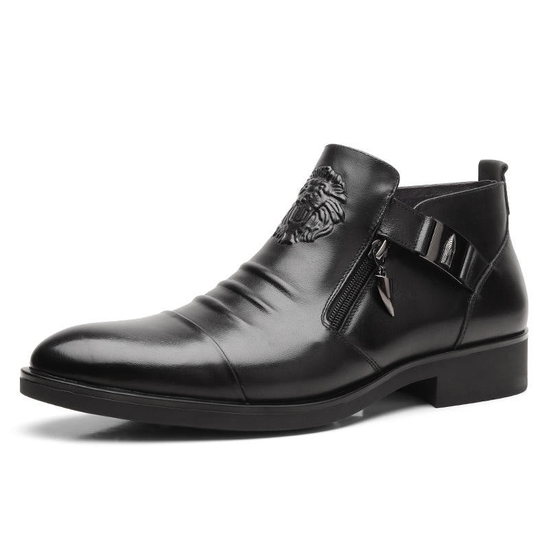Schwarzer Herren-Lederstiefel mit Löwenemblem, seitlichem Reißverschluss und flachem Absatz. Elegante, modische Herrenschuhe für Business und Freizeit.