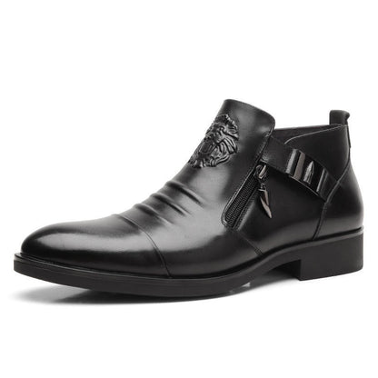 Schwarzer Herren-Lederstiefel mit Löwenemblem, seitlichem Reißverschluss und flachem Absatz. Elegante, modische Herrenschuhe für Business und Freizeit.