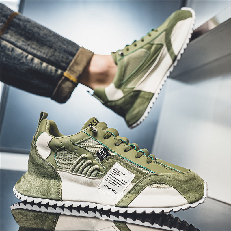 Grüne Sneaker mit weißer Sohle, sportliches Design, seitliches Etikett, moderne Freizeitschuhe, ideal für Streetwear und urbanen Stil.
