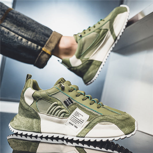 Grüne Sneaker mit weißer Sohle, sportliches Design, seitliches Etikett, moderne Freizeitschuhe, ideal für Streetwear und urbanen Stil.