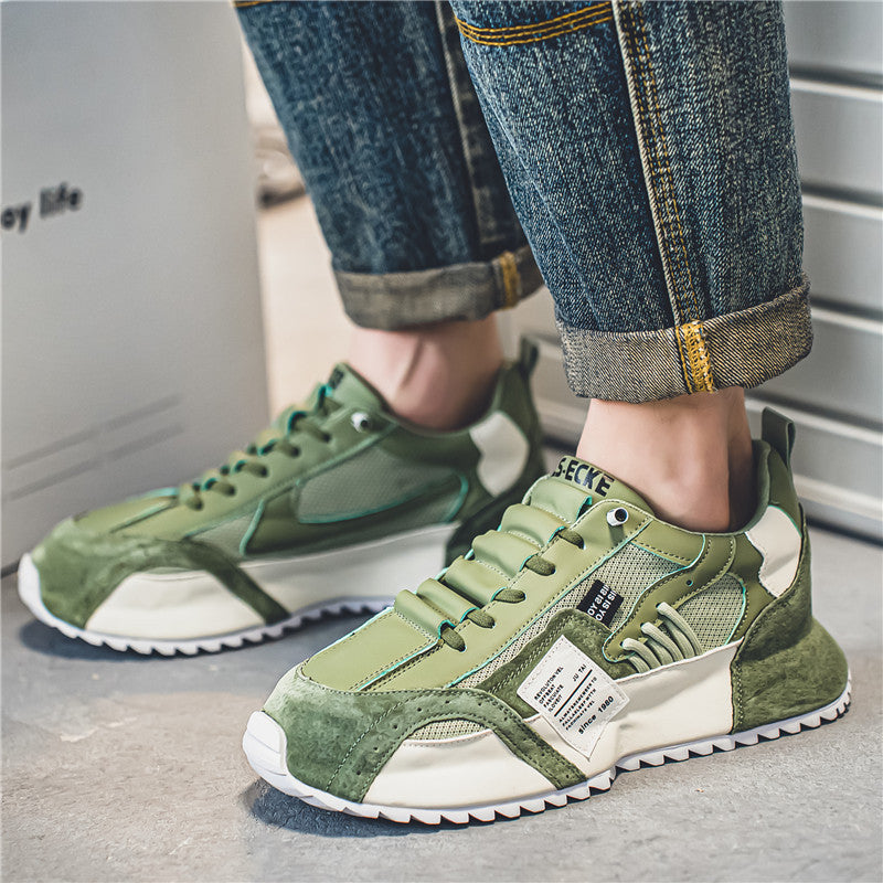 Grüne Sneaker mit weißer Sohle, getragen von Person in Jeans. Modische Turnschuhe, sportlicher Stil, urbaner Look, Straßenschuhe.
