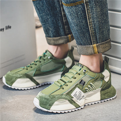 Grüne Sneaker mit weißer Sohle, getragen von Person in Jeans. Modische Turnschuhe, sportlicher Stil, urbaner Look, Straßenschuhe.