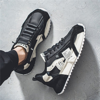 Schwarze und weiße Sneaker auf grauem Hintergrund, sportliches Design, modische Freizeitschuhe, bequeme Turnschuhe für Herren, trendige Straßenschuhe.