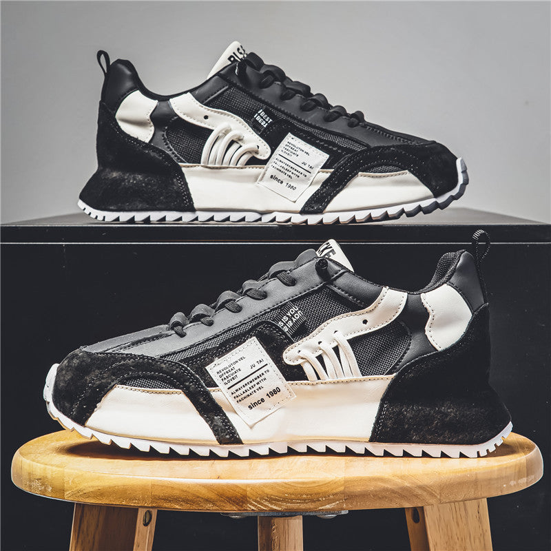 Schwarze und weiße Sneaker auf Holzstuhl, modernes Design, sportlich, atmungsaktiv, ideal für Freizeit und Sport, trendige Herrenschuhe.