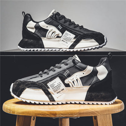 Schwarze und weiße Sneaker auf Holzstuhl, modernes Design, sportlich, atmungsaktiv, ideal für Freizeit und Sport, trendige Herrenschuhe.