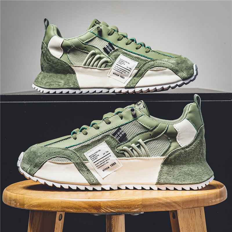 Grüne Sneaker mit weißem Akzent, modernem Design und Etikett auf der Seite, auf einem Holzhocker präsentiert. Ideal für Streetwear und Modefans.