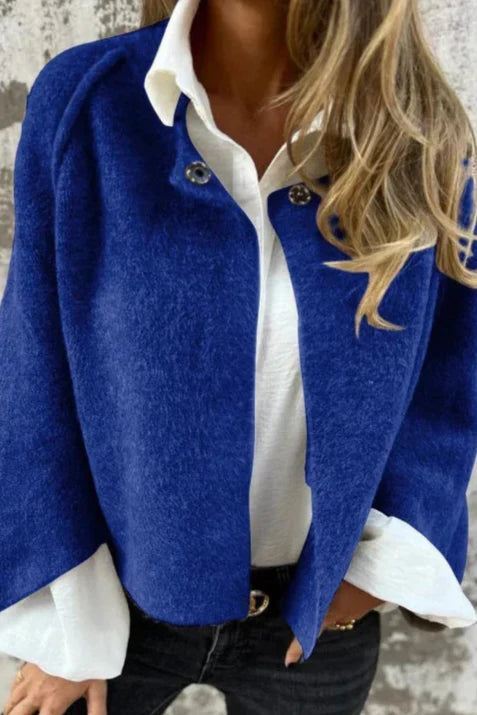 Frau in blauer Wolljacke und weißer Bluse, modisch gekleidet, lässiger Look, Herbstmode, elegante Damenbekleidung, stilvolle Outfits.