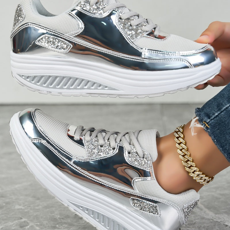 Silberne Sneaker mit Glitzerakzenten, dicker Sohle und modernem Design. Modische Damenschuhe, ideal für trendige Freizeitoutfits.