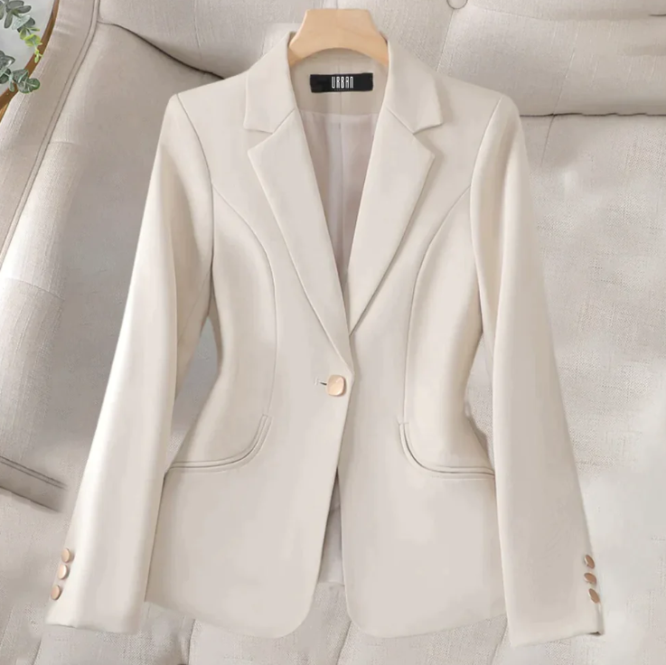 Eleganter cremefarbener Damenblazer auf Bügel, tailliert, mit Knopfverschluss und Reverskragen, ideal für Business-Mode und formelle Anlässe.