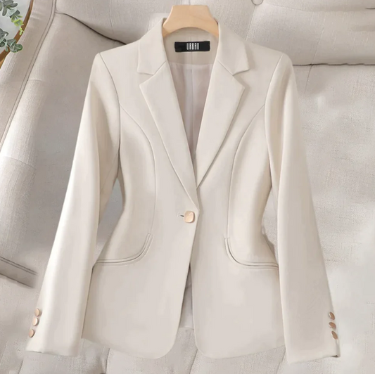 Eleganter cremefarbener Damenblazer auf Bügel, tailliert, mit Knopfverschluss und Reverskragen, ideal für Business-Mode und formelle Anlässe.