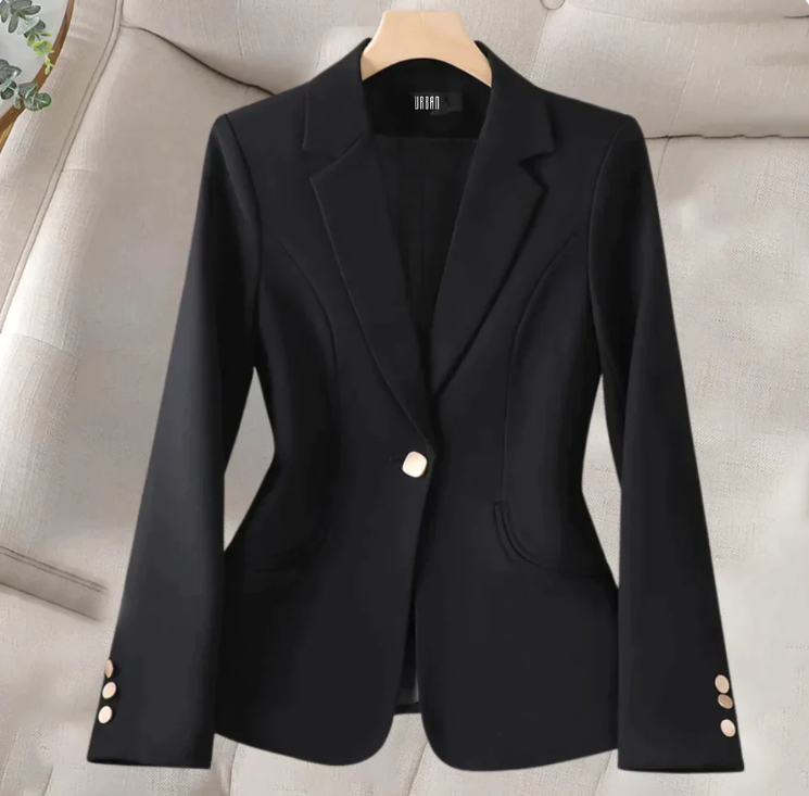 Schwarzer Damenblazer auf beigem Sofa, elegantes Design mit Knöpfen, ideal für Business- und Freizeitoutfits. Hochwertige Damenmode.