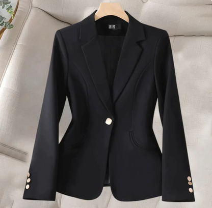 Schwarzer Damenblazer auf beigem Sofa, elegantes Design mit Knöpfen, ideal für Business- und Freizeitoutfits. Hochwertige Damenmode.
