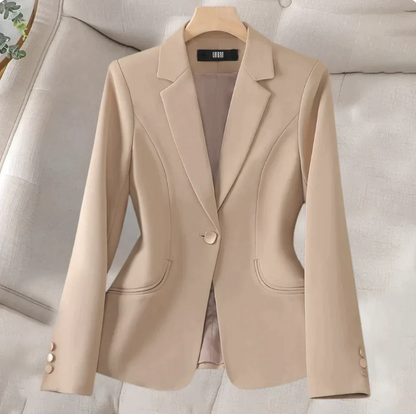 Beiger Damenblazer auf Kleiderbügel, elegantes Design, ein Knopf, lange Ärmel, perfekt für Business-Mode und formelle Anlässe.