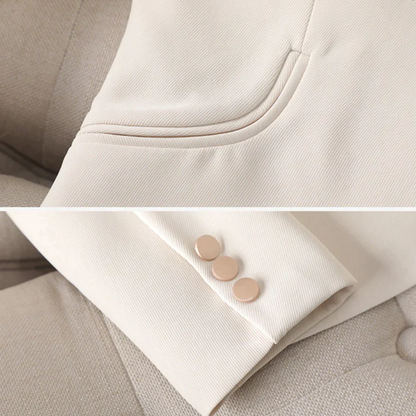 Beige Blazer-Detail: Nahaufnahme von Tasche und Ärmel mit Knöpfen. Eleganter Damenblazer, hochwertige Verarbeitung, modisches Design.