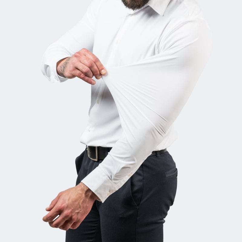 Mann in weißem Hemd zieht am Ärmel, Business-Outfit, elegante Herrenmode, Stretchstoff, formelle Kleidung, modischer Look, Büro-Outfit.