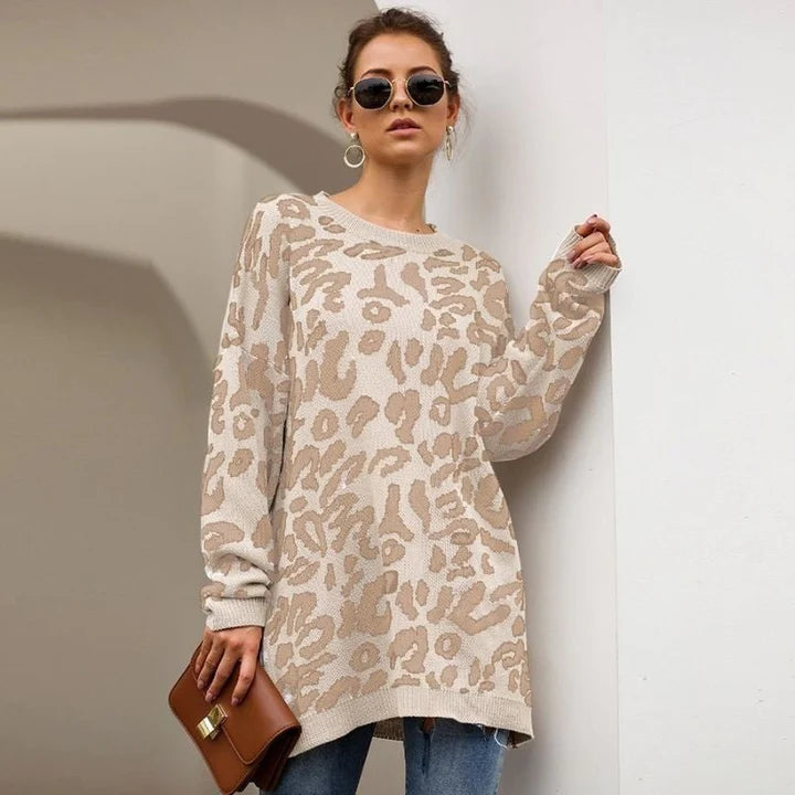 Frau in beige-braunem Leopardenmuster-Pullover, trägt Sonnenbrille und Ohrringe, hält braune Handtasche, modisches Outfit, lässiger Stil.