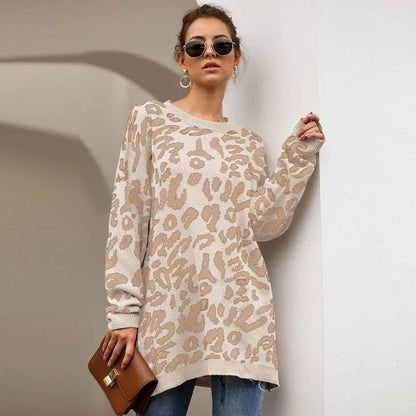 Frau in beige-braunem Leopardenmuster-Pullover, trägt Sonnenbrille und Ohrringe, hält braune Handtasche, modisches Outfit, lässiger Stil.
