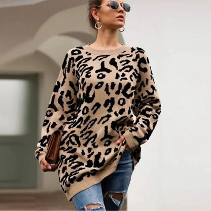 Frau in modischem Leopardenmuster-Pullover, zerrissene Jeans, Sonnenbrille, Ohrringe, hält eine Clutch. Trendige Herbstmode, urbaner Stil.