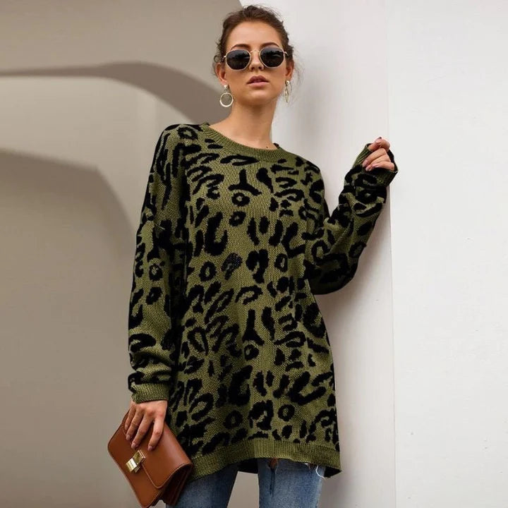 Frau in grünem Leopardenmuster-Pullover, Sonnenbrille und Jeans, hält braune Handtasche. Modetrend, Herbstmode, lässiger Stil.