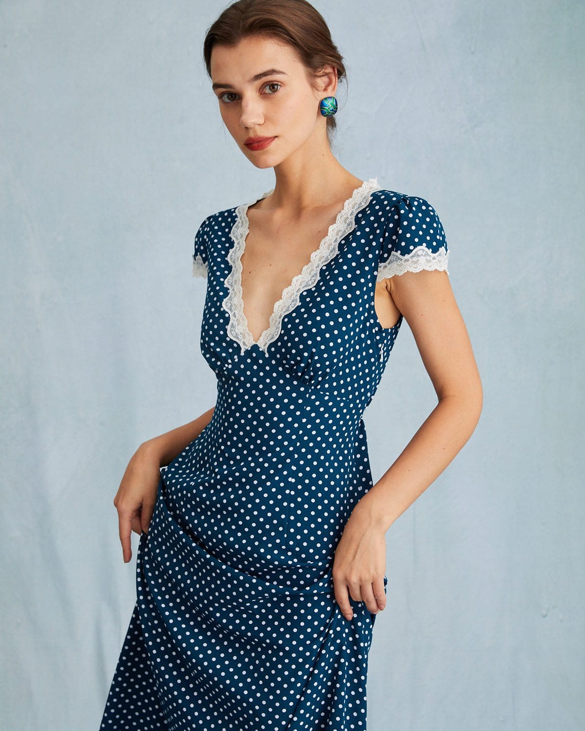 Damen Maxikleid mit tiefem V-Ausschnitt, Raffung, Spitze, Punkte und Flügelärmeln