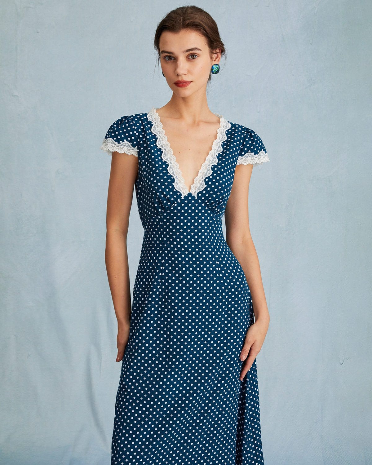 Damen Maxikleid mit tiefem V-Ausschnitt, Raffung, Spitze, Punkte und Flügelärmeln