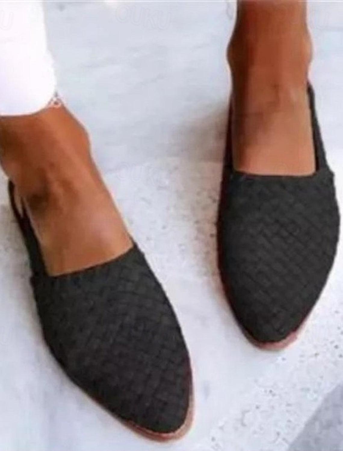 Schwarze geflochtene Damen-Slipper auf grauem Boden, modische Sommerschuhe, bequem und stilvoll, ideal für Freizeit und Alltag.