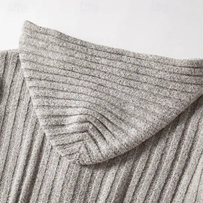 Seitliche Ansicht der Herren-Strickjacke mit Kapuze