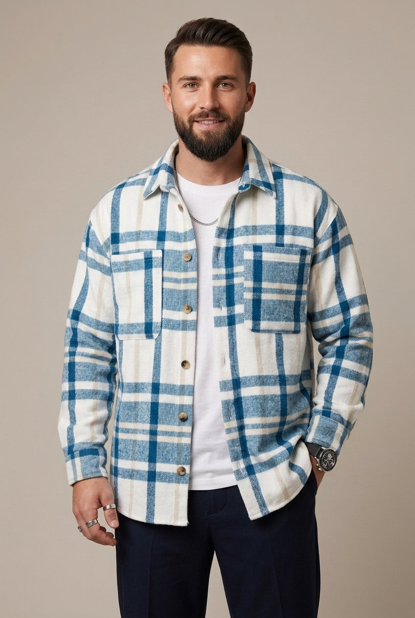 Detailansicht des karierten Stoffmusters am Overshirt