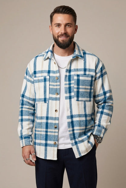 Detailansicht des karierten Stoffmusters am Overshirt